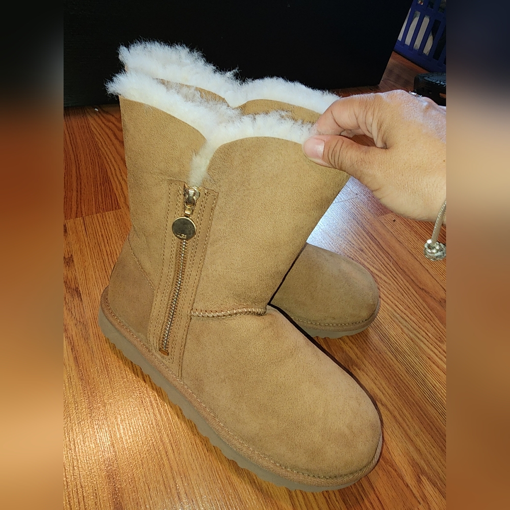 UGG Chestnut Ankle Boots with Shearling - Picture 10 of 10